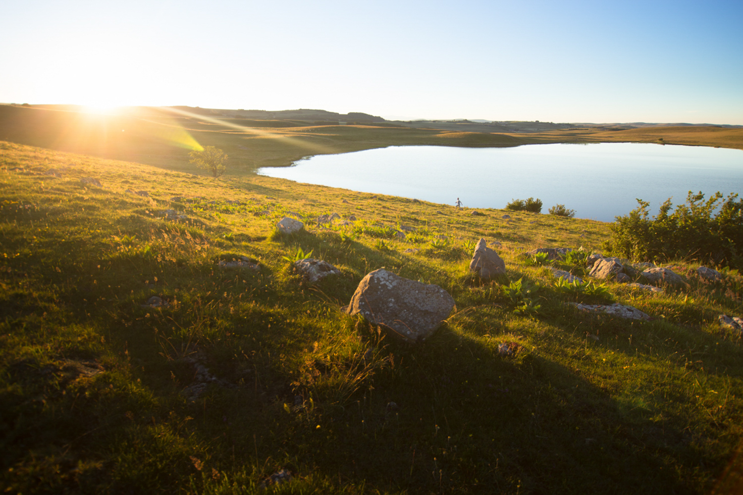 Lumière rasante sur le lac de Saint Andéol - Plateau de l'Aubrac