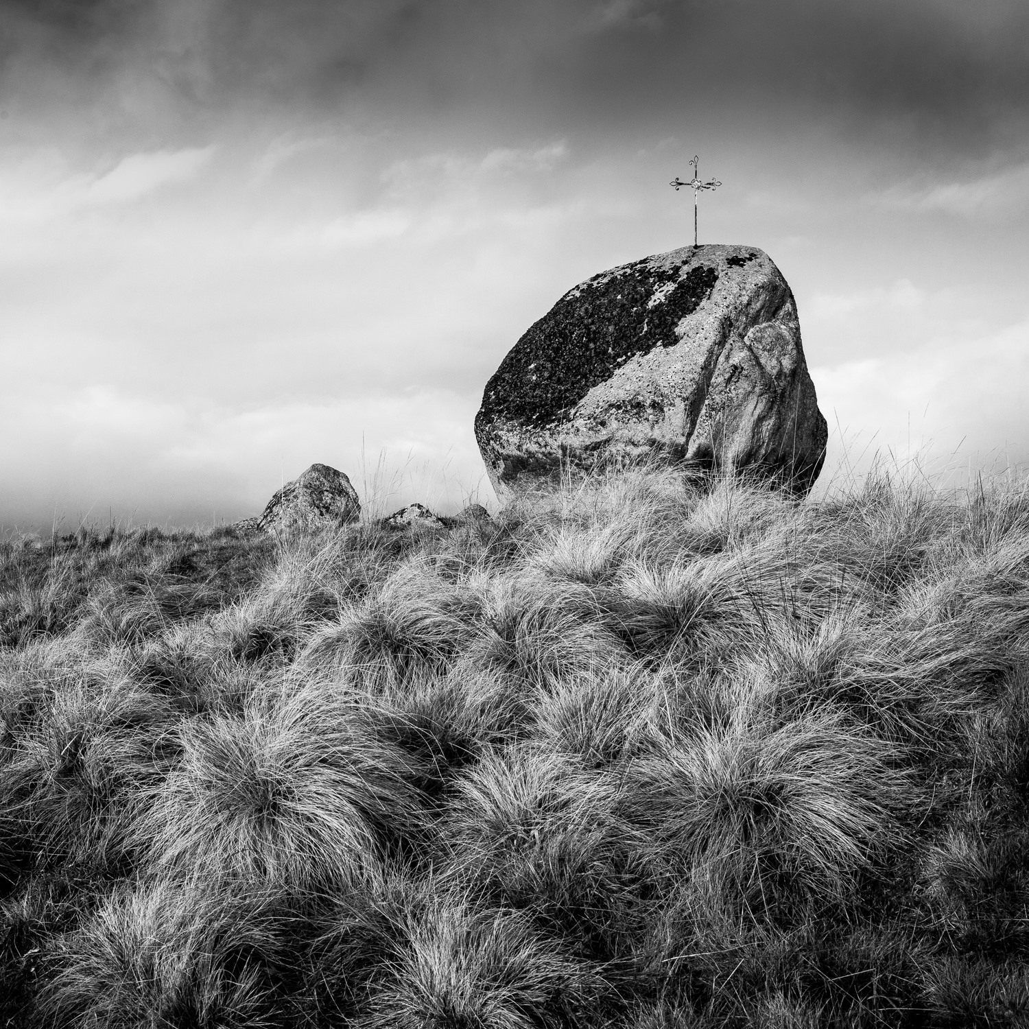 croix sur un bloc de granit près de Malbouzon et Rieutort d'Aubrac, stage photo noir et blanc