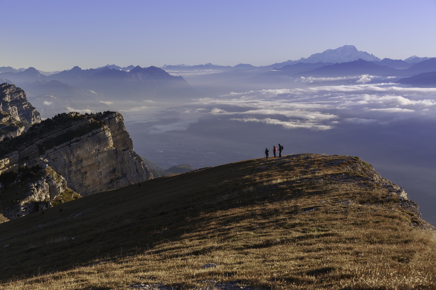 lever de soleil au sommet, pendant un stage photo-rando en Chartreuse