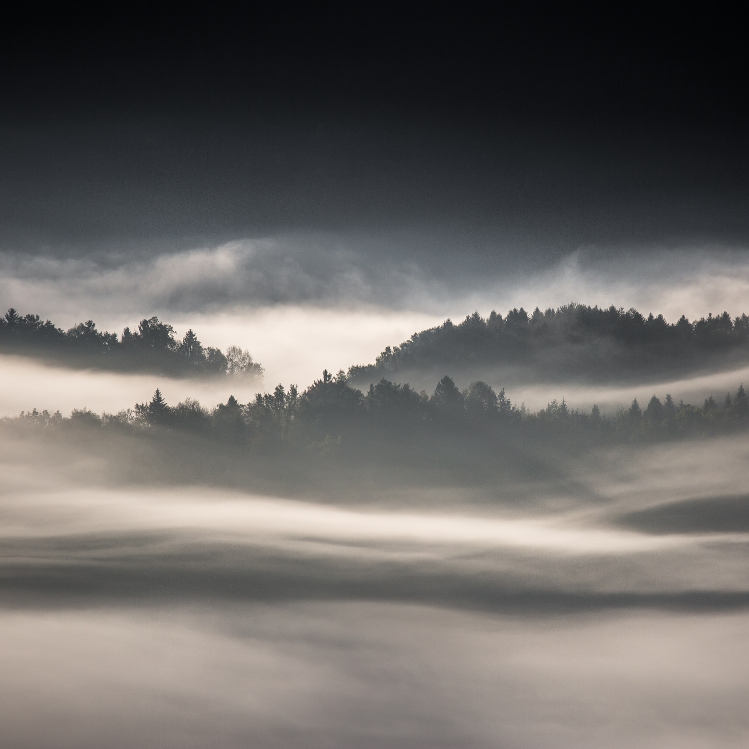 lever de soleil en montagne, brumes matinales sur les crêtes