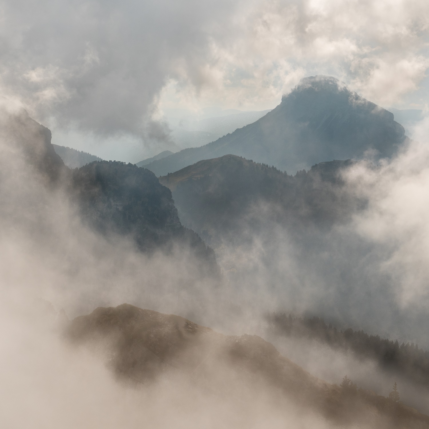 photo de brume sur les sommets, parc regional de Chartreuse