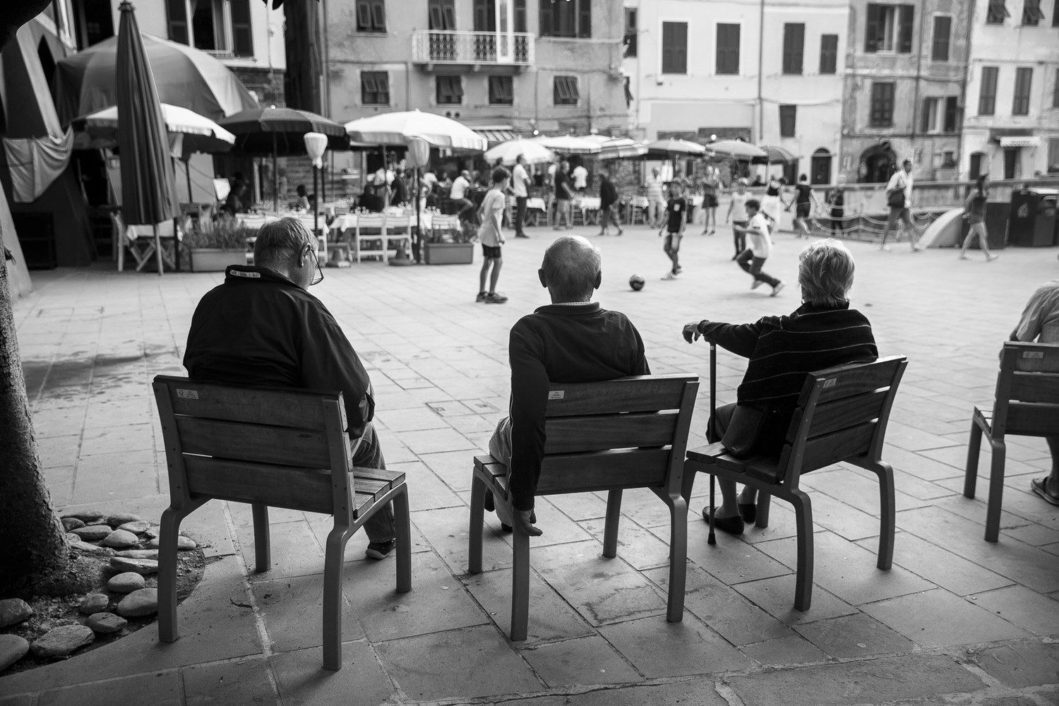 dolce vita dans les Cinque Terre, soirée sur la place de Vernazza