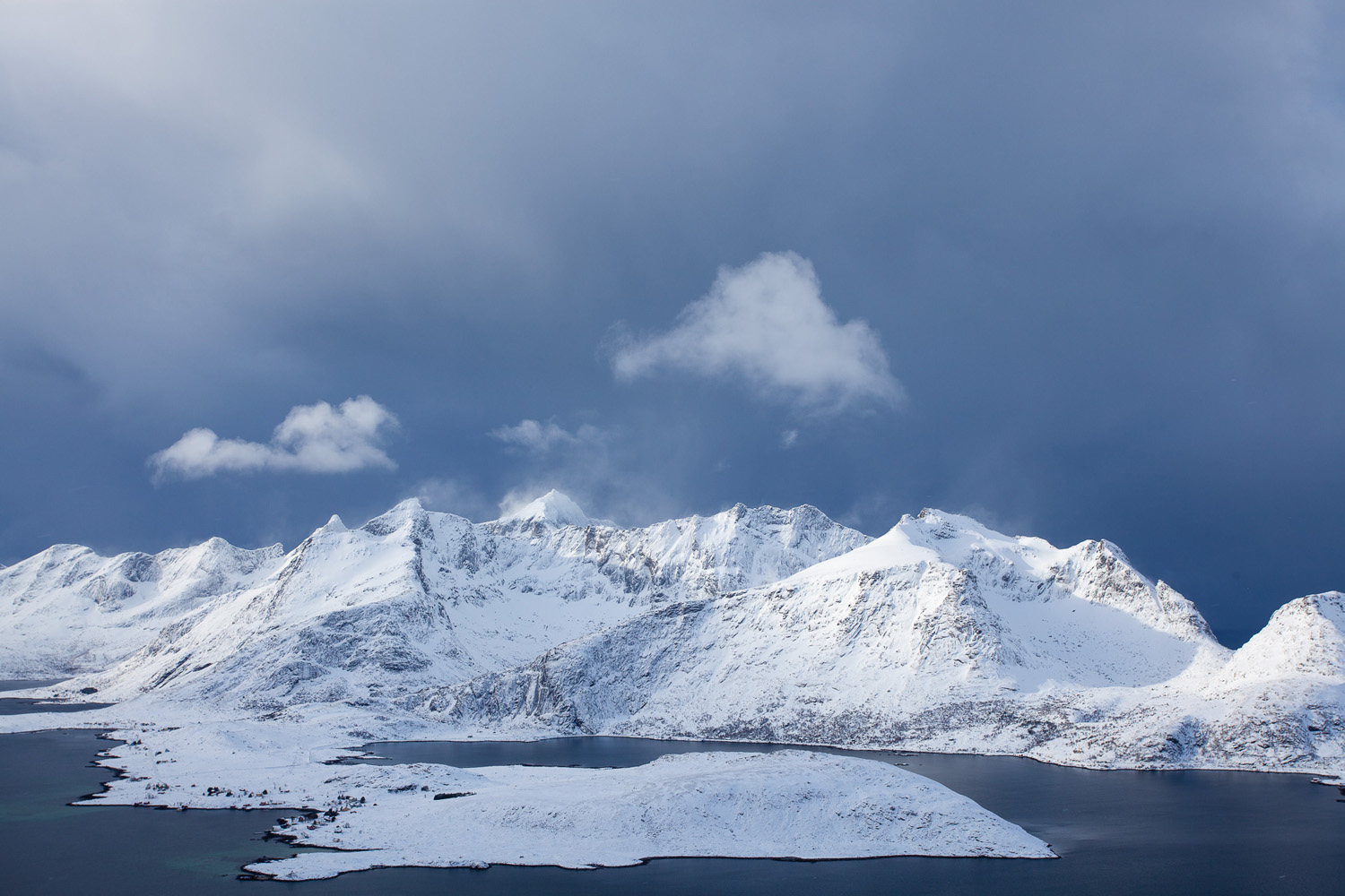 photo de paysages des lofoten en hiver, avec les montagnes et la neige, en Norvège