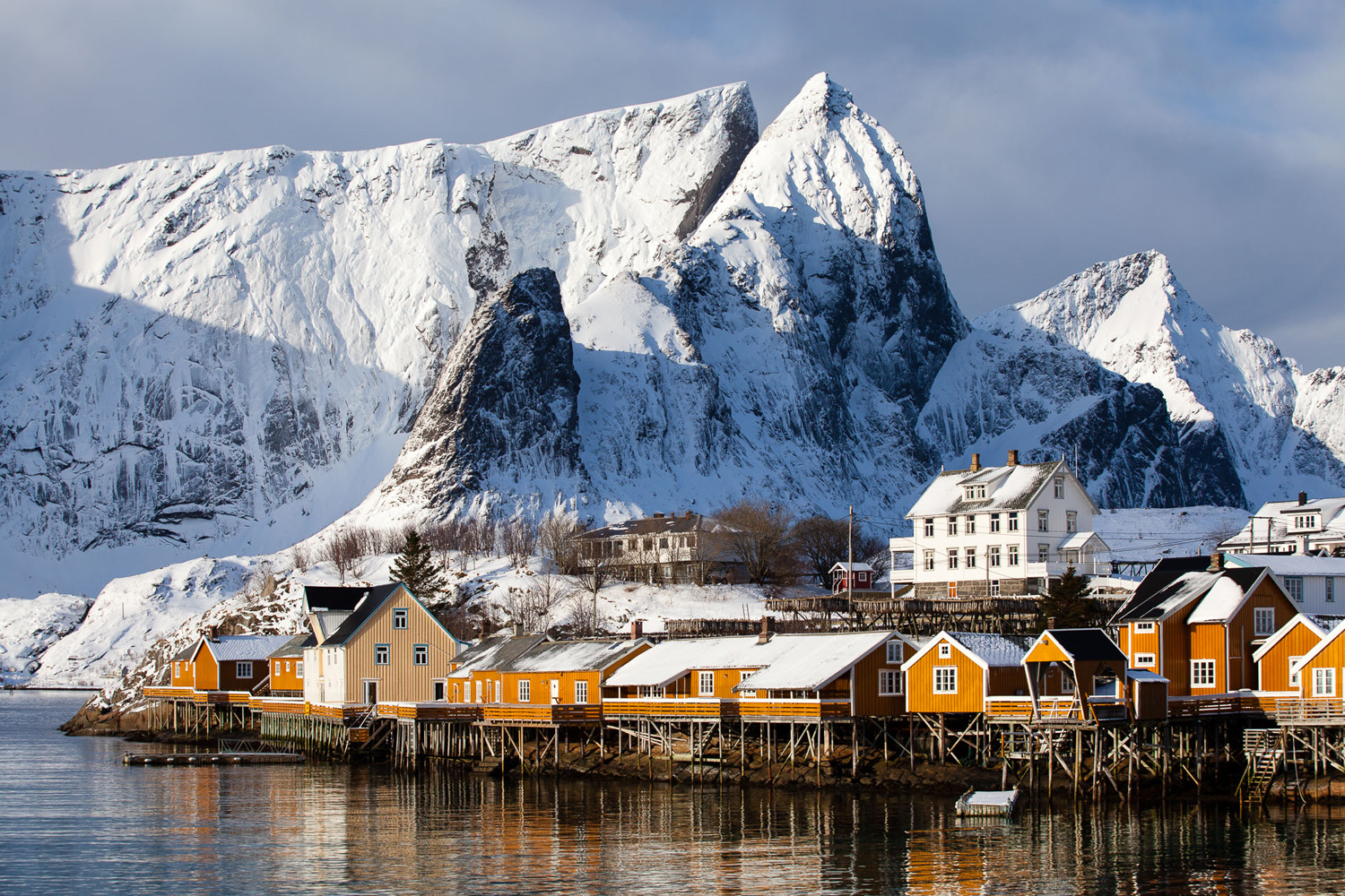 village de Sakrisøy, à Reine, avec les rorbus sous la neige, durant un voyage photo dans les Lofoten en hiver