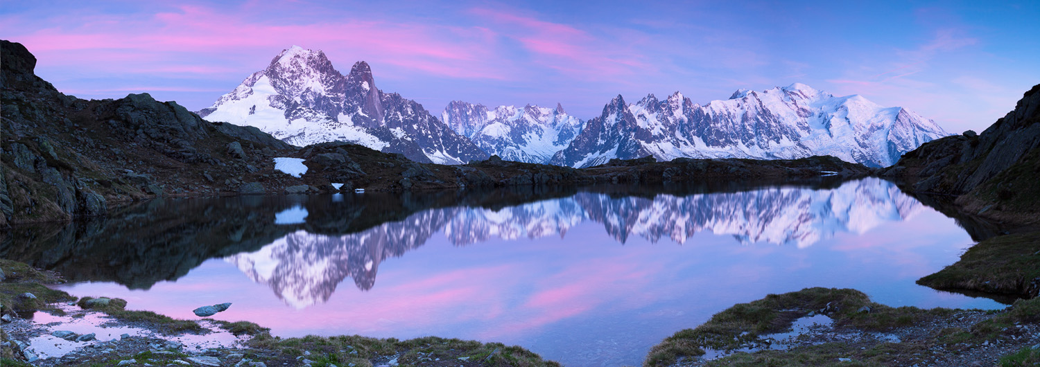 photo panoramique du lac de chesery avec le reflet du Mont blanc, de l'Aiguille Verte et des Drus