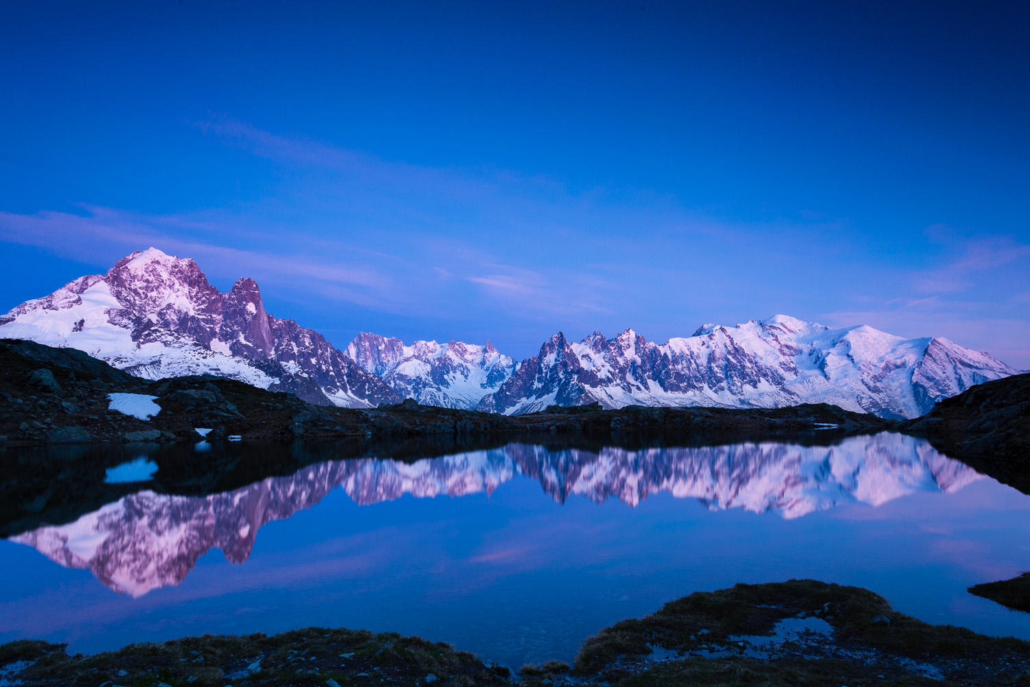 Crépuscule et reflet sur le lac de Chesery, avec les montagnes du Mont Blanc, les aiguilles de Chamonix et l'Aiguille Verte