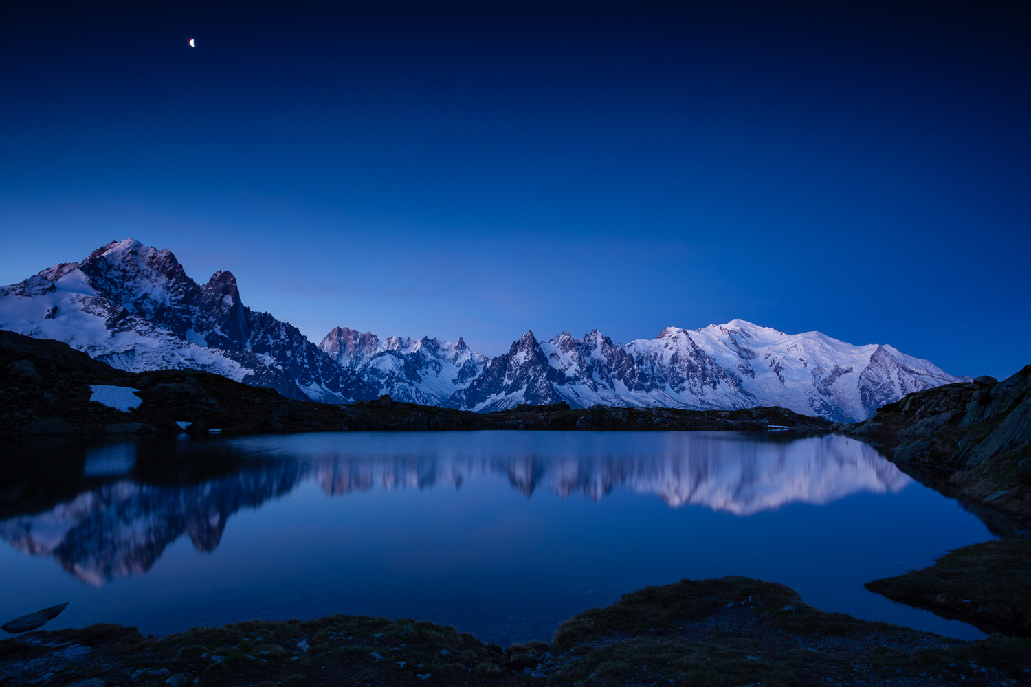 reflet sur le lac de Chesery, avec le Mont Blanc, les grandes Jorasses, l'aiguille verte et les Drus, à Chamonix