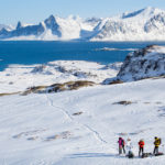 randonnée en raquette à neige avec des photographes dans les îles Lofoten, au Ryten, durant un voyage photo en Norvège en hiver