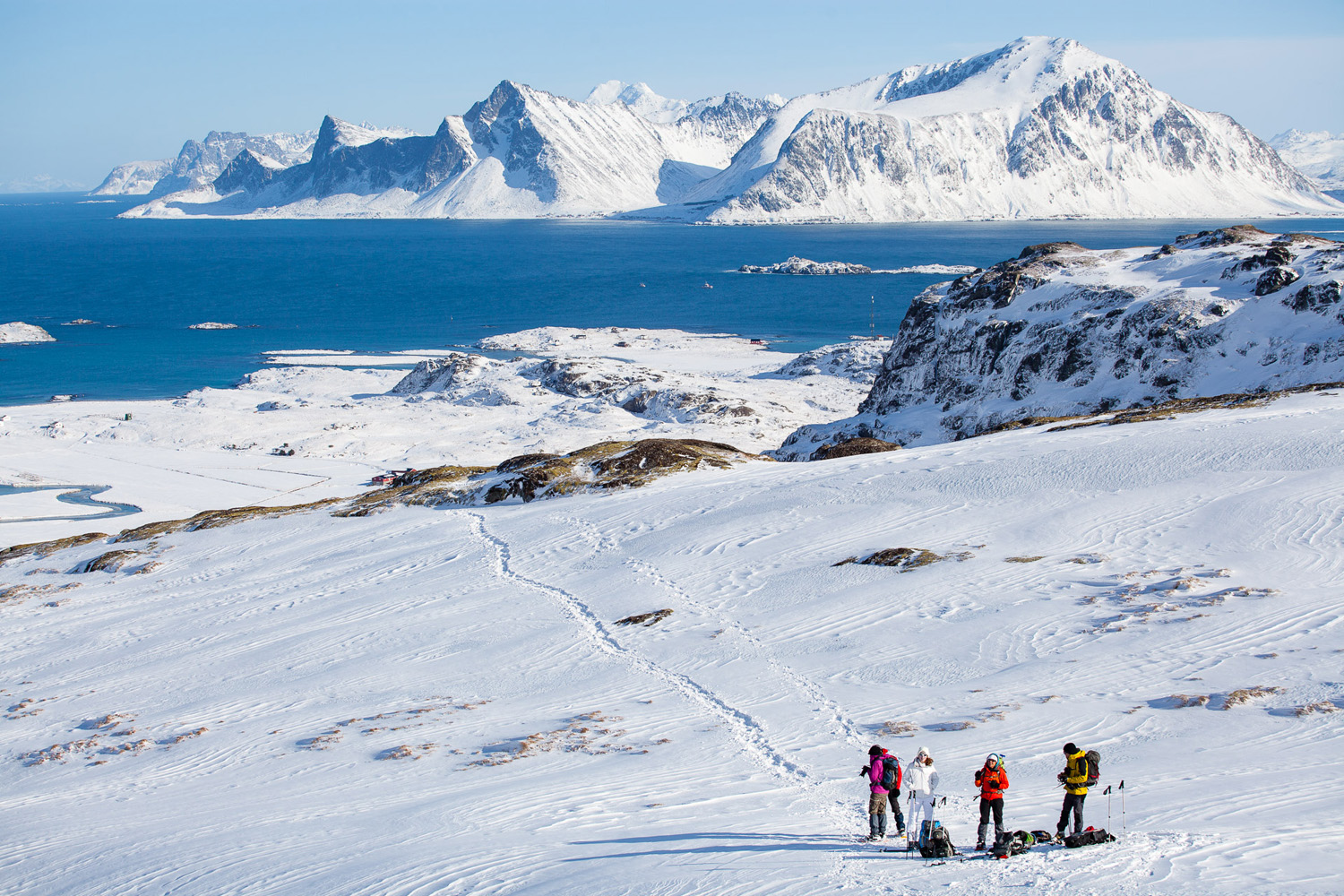 randonnée en raquette à neige avec des photographes dans les îles Lofoten, au Ryten, durant un voyage photo en Norvège en hiver