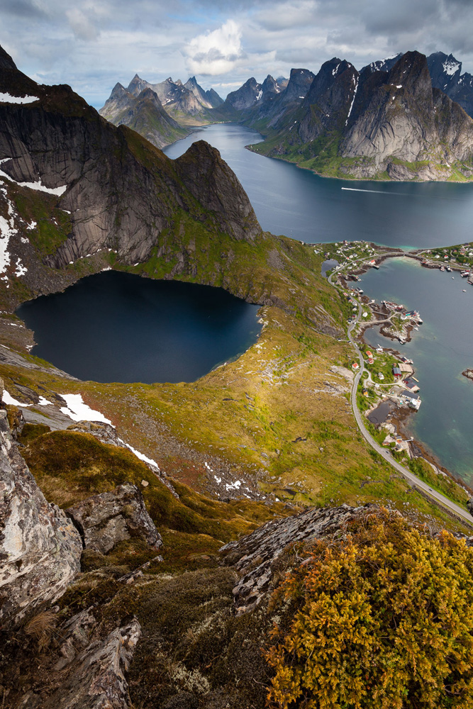 photo du Kirkefjorden depuis le Reinebringen, au-dessu de reine, dans les Lofoten, en Norvège