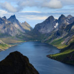 les montagnes de Kirkefjorden, dans le Reinefjorden, à Reine dans les Lofoten , lors d'un voyages photo en été en Norvège