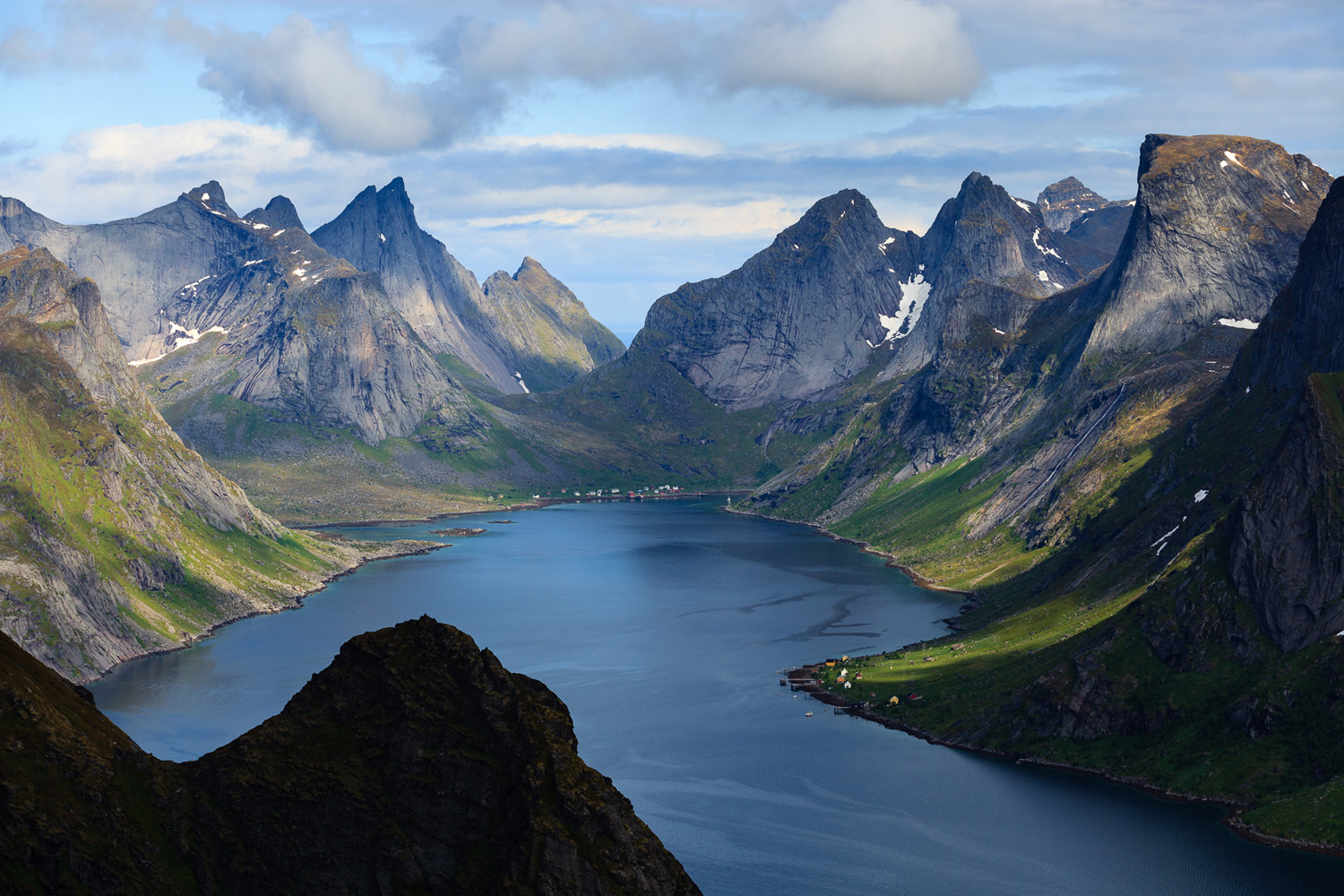 les montagnes de Kirkefjorden, dans le Reinefjorden, à Reine dans les Lofoten , lors d'un voyages photo en été en Norvège