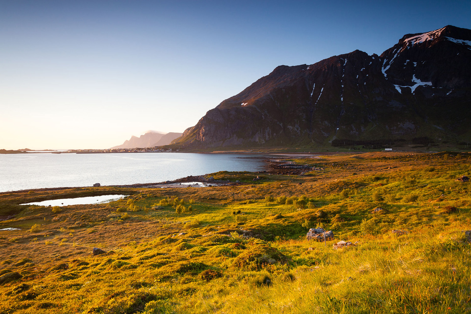 paysage des îles lofoten lors d'un voyage photo soleil de minuit en Norvège