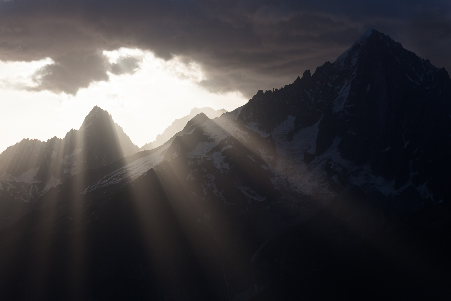 rayons de soleil après l'orage sur l'Aiguille verte et le Chardonnet, montagnes de Chamonix Mont Blanc