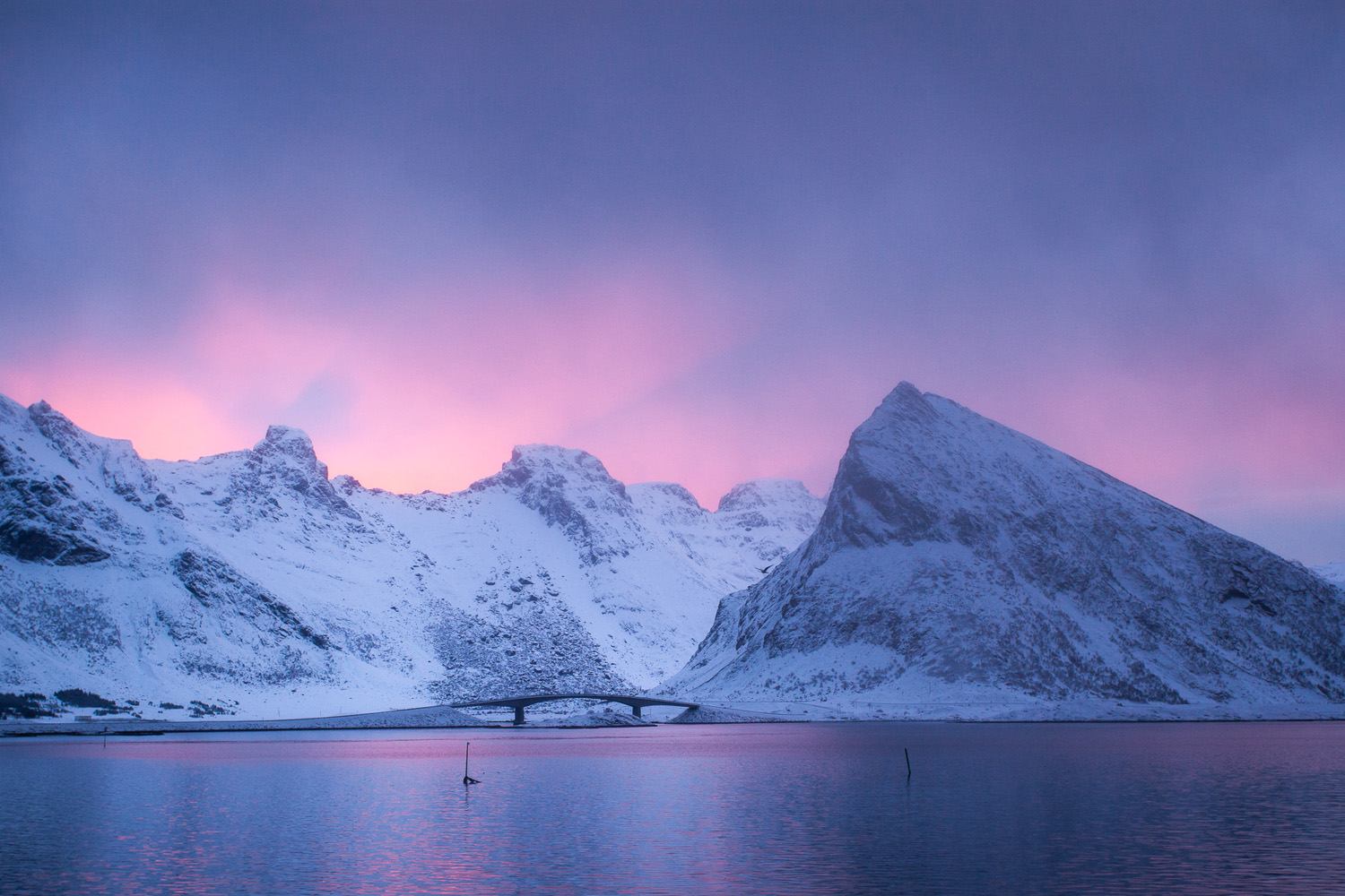 le pont de fredvang en hiver dans les îles Lofoten