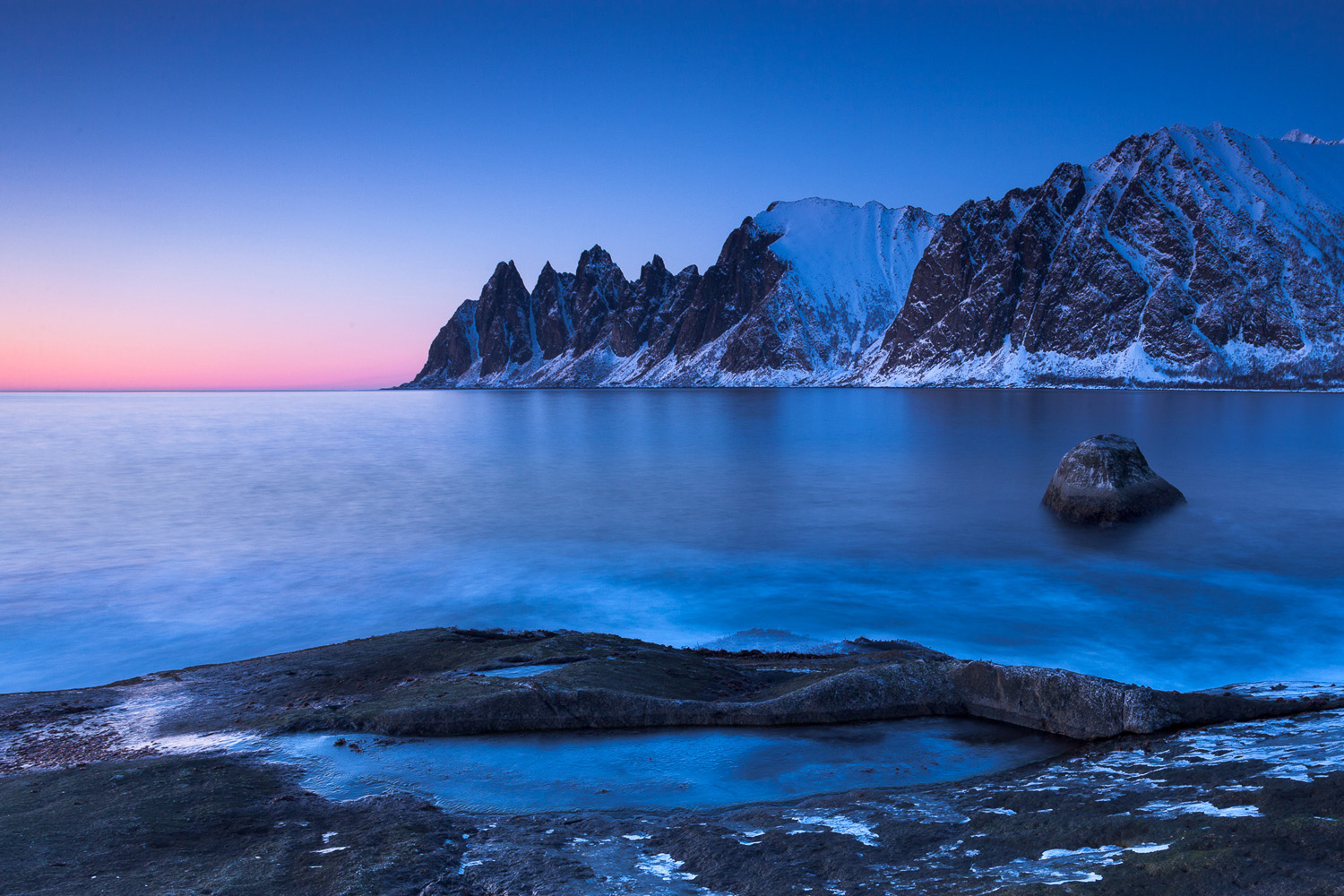 Photo de Tungeneset, sur la commune de Skaland, dans l'île de Senja en Norvège, au crépuscule.