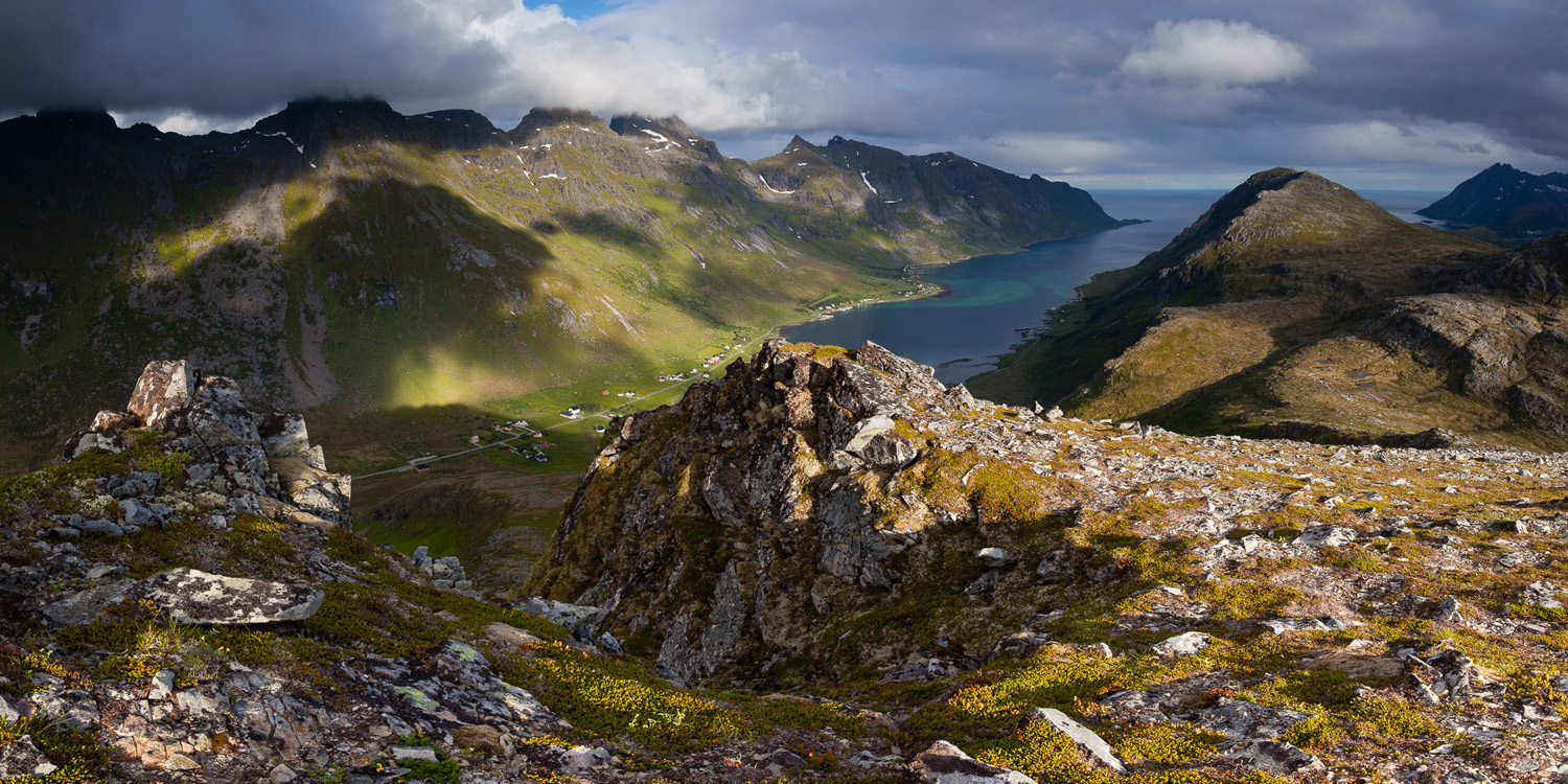 panorama en été du paysage des îles Lofoten, en Norvège, lors d'un voyage photo