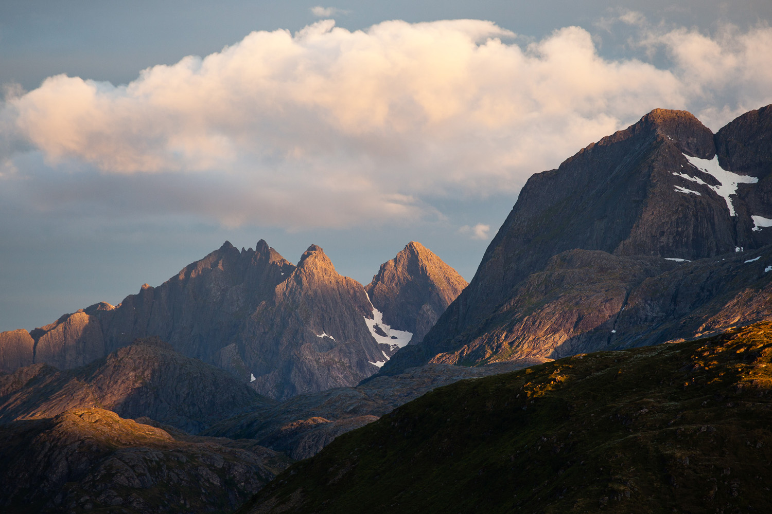 Le soleil de minuit éclaire les montagnes de Moskenesøy, depuis fredvang dans les îles Lofoten