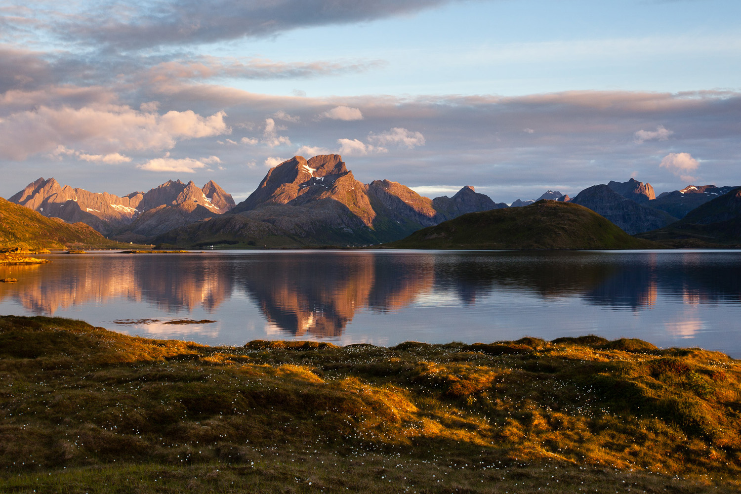 Montagnes et soleil de minuit à Fredvang, dans les Lofoten, durant un voyage photo en Norvège