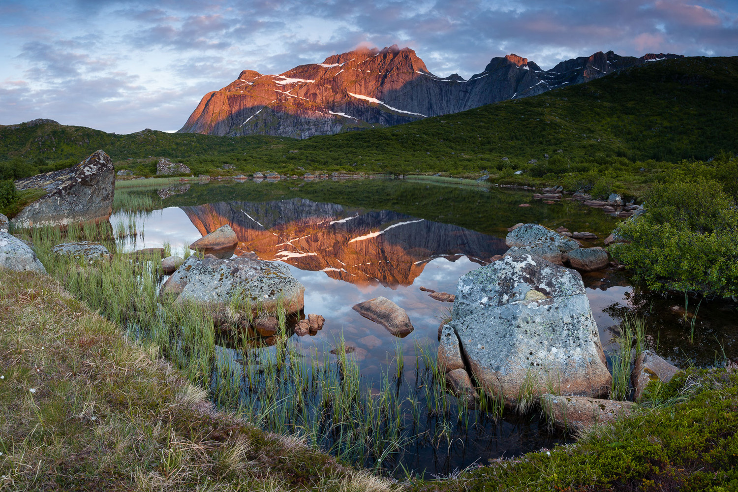 reflet de montagne dans les Lofoten, à Flakstad, près de Nusfjord, lors d'un voyage photo en norvège