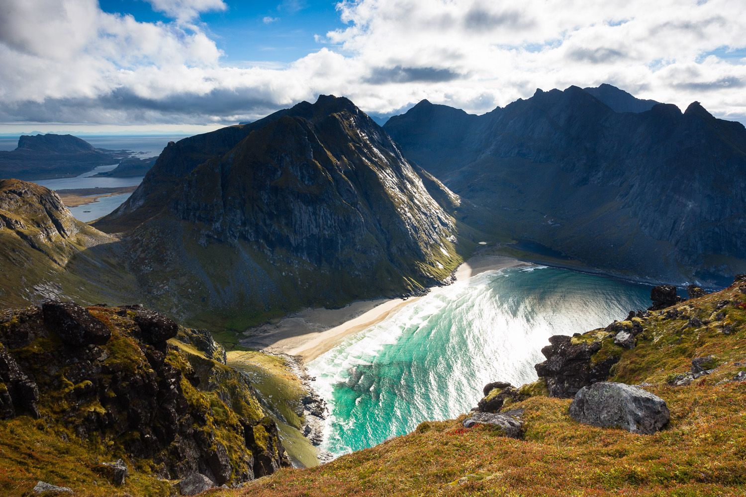 vue sur la plage de Kvalvika, lors d'un voyage photo en automne dans les îles Lofoten, en Norvège