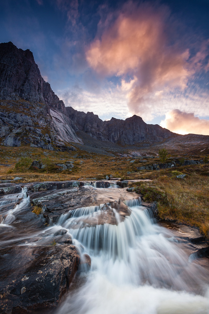 cascade sous le Stortinden, en automne lors d'un voyage photo dans les îles Lofoten, en Norvège
