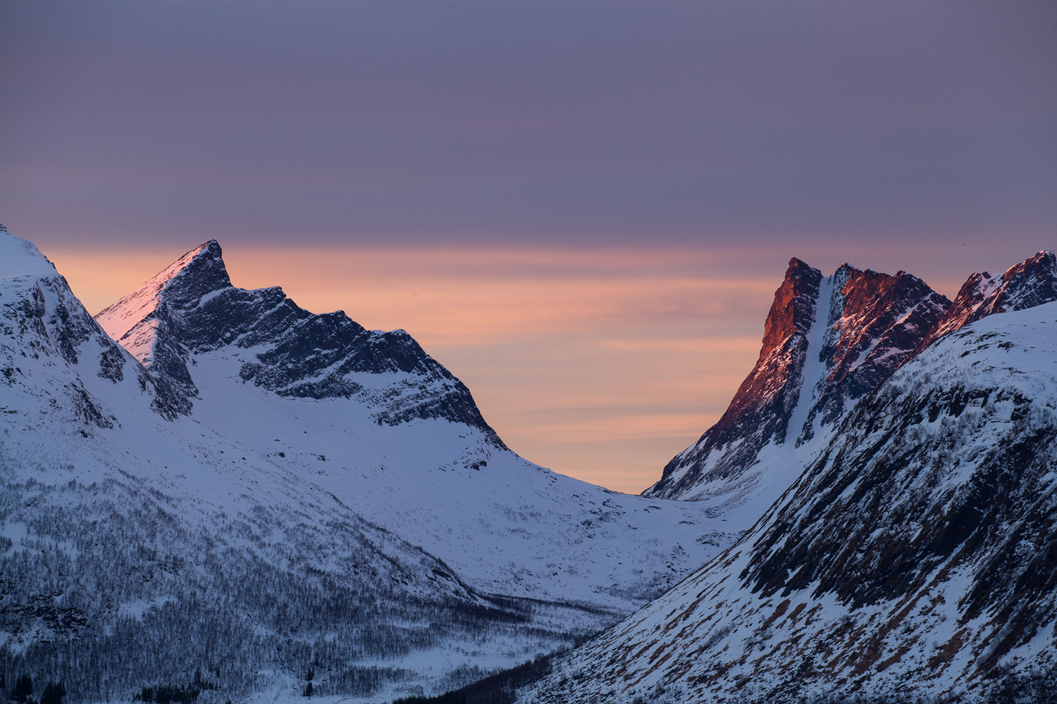 Montagnes enneigées en hiver sur l'île de Senja, en Norvège