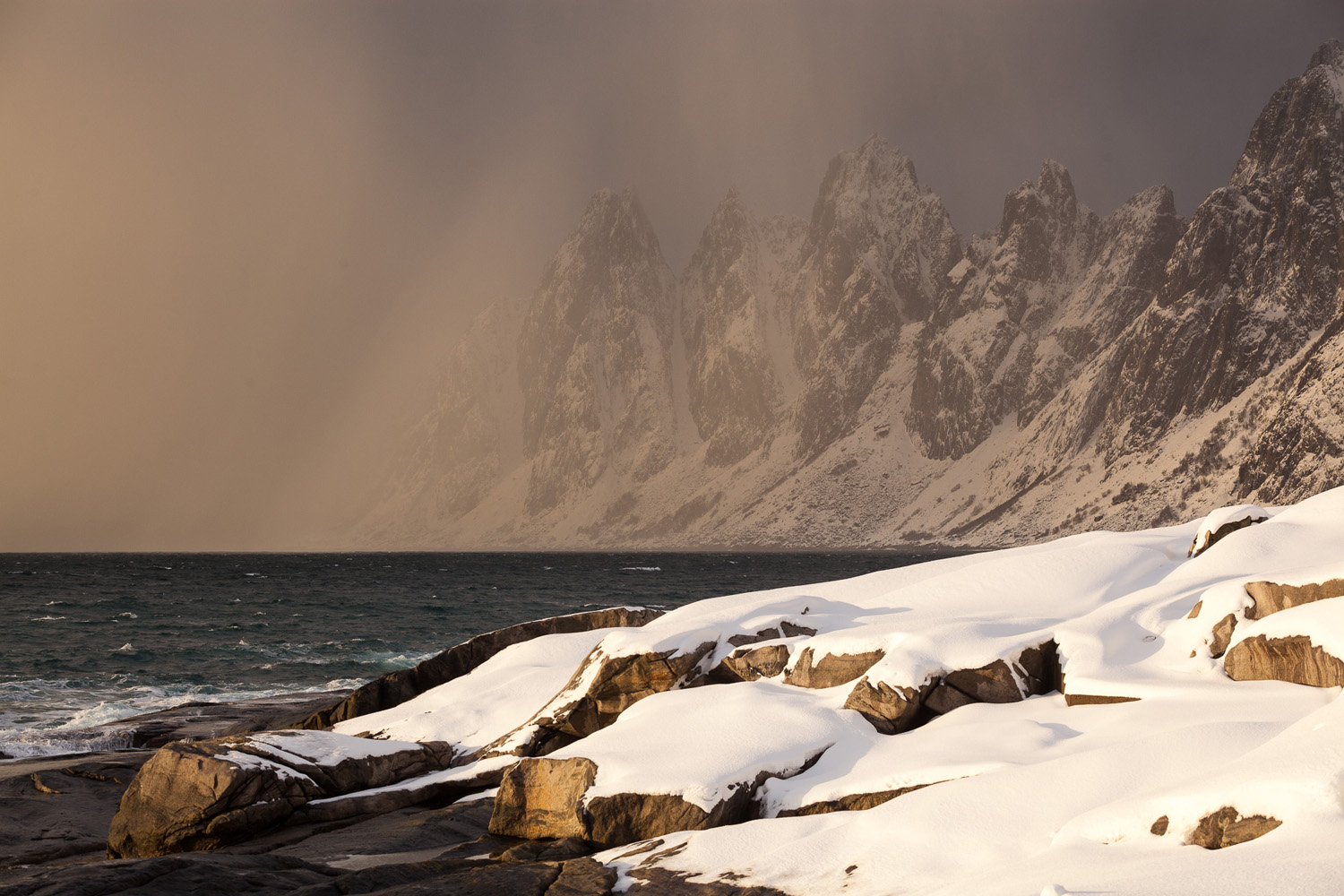 tempête sur Devil Jaw, sur l'île de Senja, en Norvège
