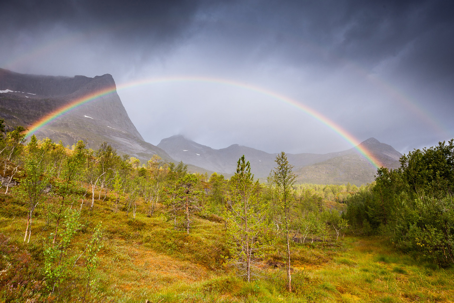 photo d'un double arc-en-ciel en été dans la région de tromsø, lors d'un voyage photo en Norvège