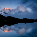 L'aiguille verte sort des nuages et son reflet dans le lac de Chesery, à Chamonix Mont Blanc