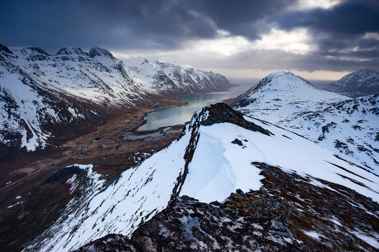 paysage du Skjellfjord, dans les îles Lofoten, avec montagnes et neige en hiver