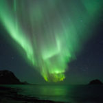 aurore boréale intense à Aukland, dans les îles lofoten