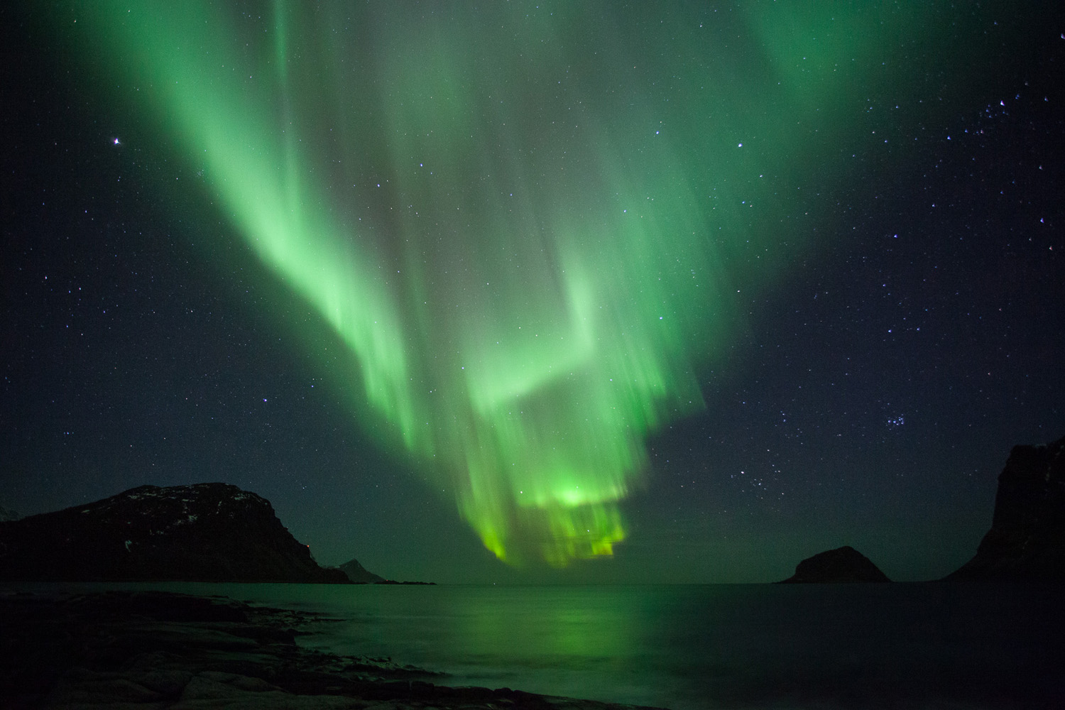 aurore boréale intense à Aukland, dans les îles lofoten
