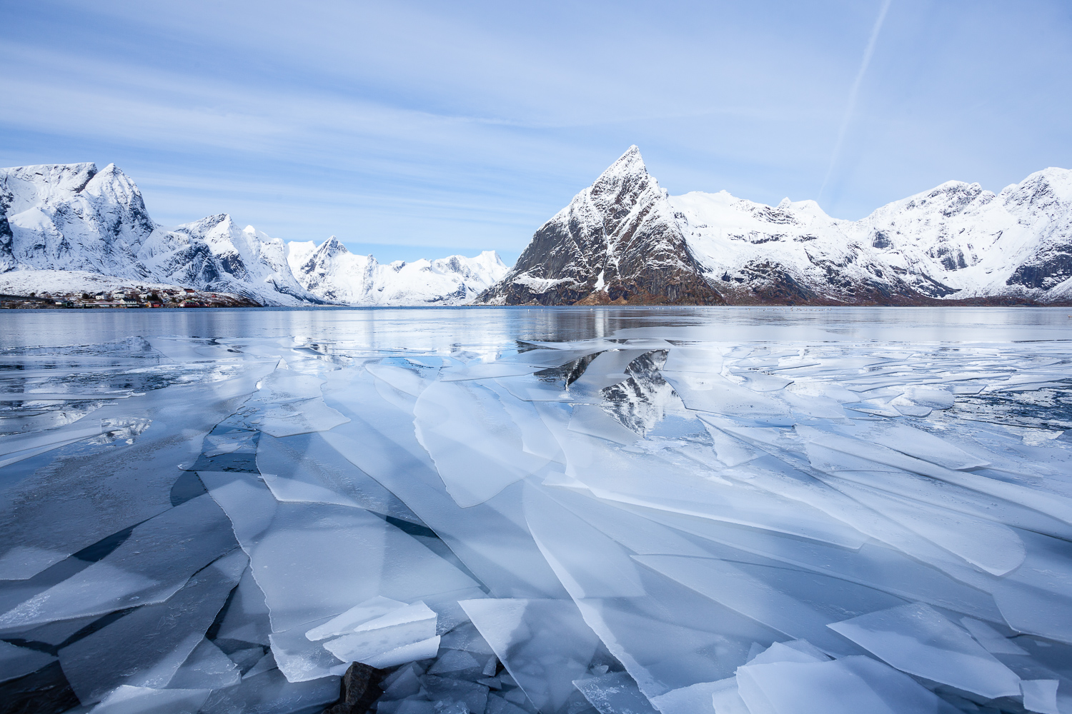 Reinefjord, près du village de Reine, dans les îles Lofoten en Norvège, sous la glace.