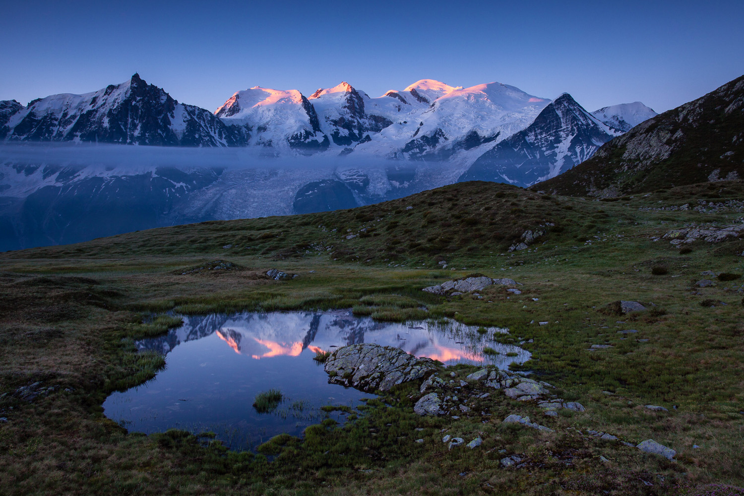 Aube sur le massif du Mont Blanc lors d'un stage photo à Carlaveyron