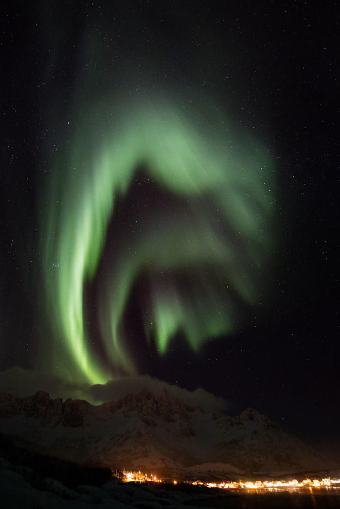 village de Mefjordvær sous les aurores boréales, dans l'île de Senja, en Norvège