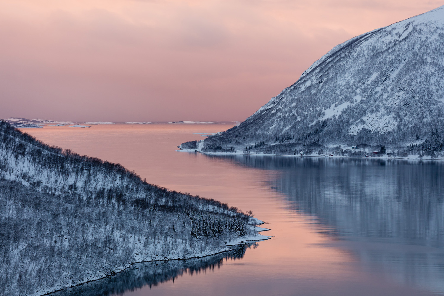 Crépuscule sur la mer près de Bergsbotn, sur l'île de Senja, en Norvège