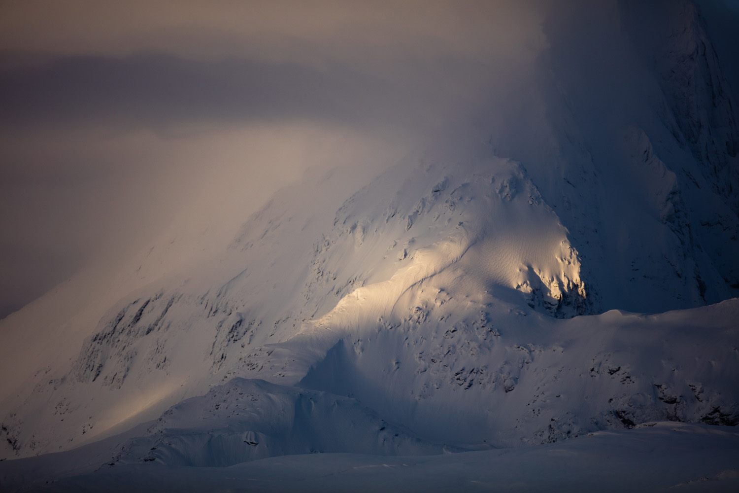 Montagne enneigée dans les nuages, près de Tromsø, en Norvège