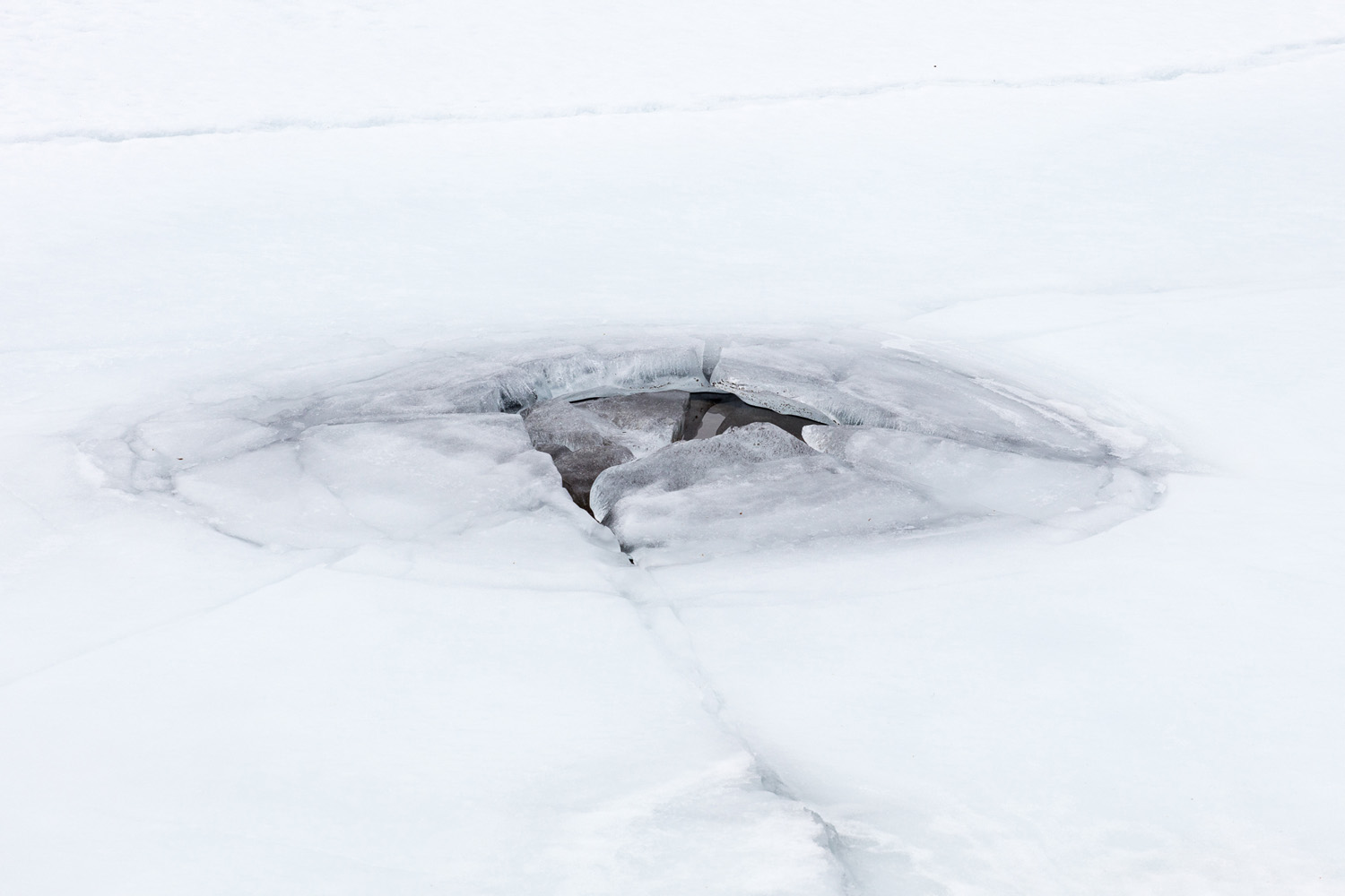 lac glacé dans les îles lofoten en hiver, lors d'un voyage photo en Norvège