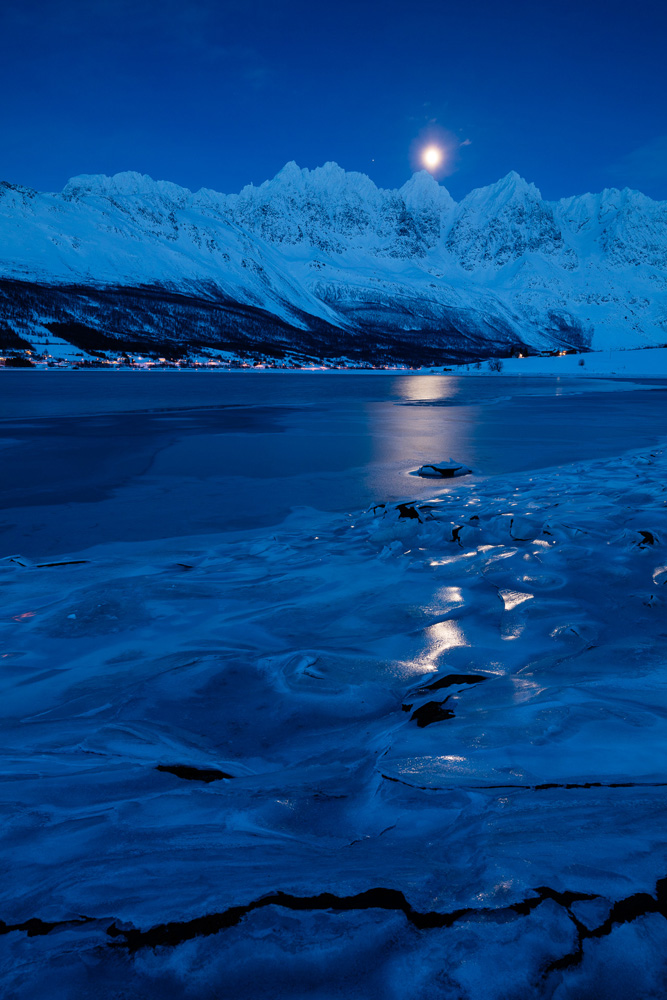 levé de lune sur les Alpes de Lyngen, en norvège