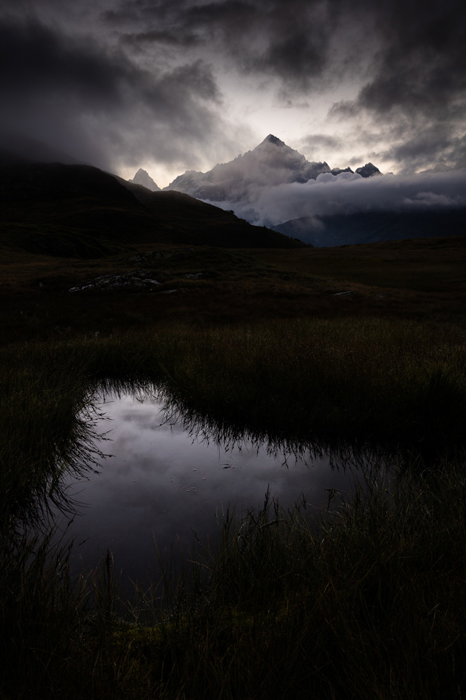 l'Aiguille verte dans les nuages depuis Carlaveyron, au-dessus de Chamonix Mont Blanc