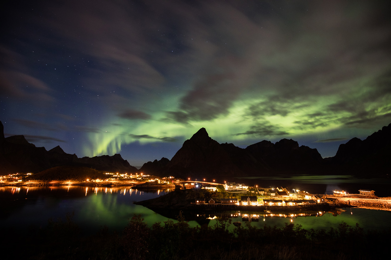 photo d'aurore boréale en automne au-dessus du village de Reine, dans les îles Lofoten