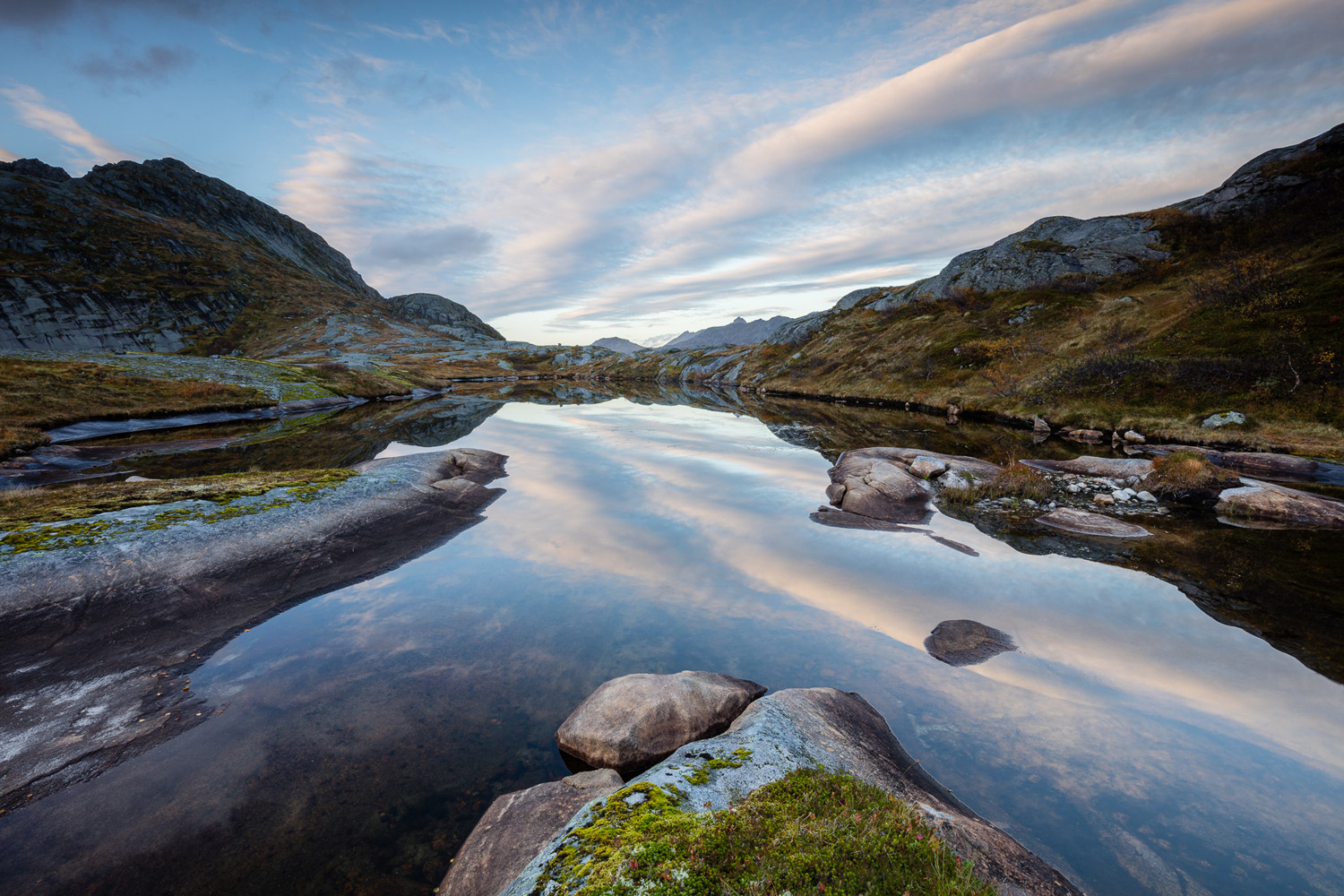 reflet des nuages dans un petit lac dans les îles Lofoten, pendant un voyage photo en Norvège