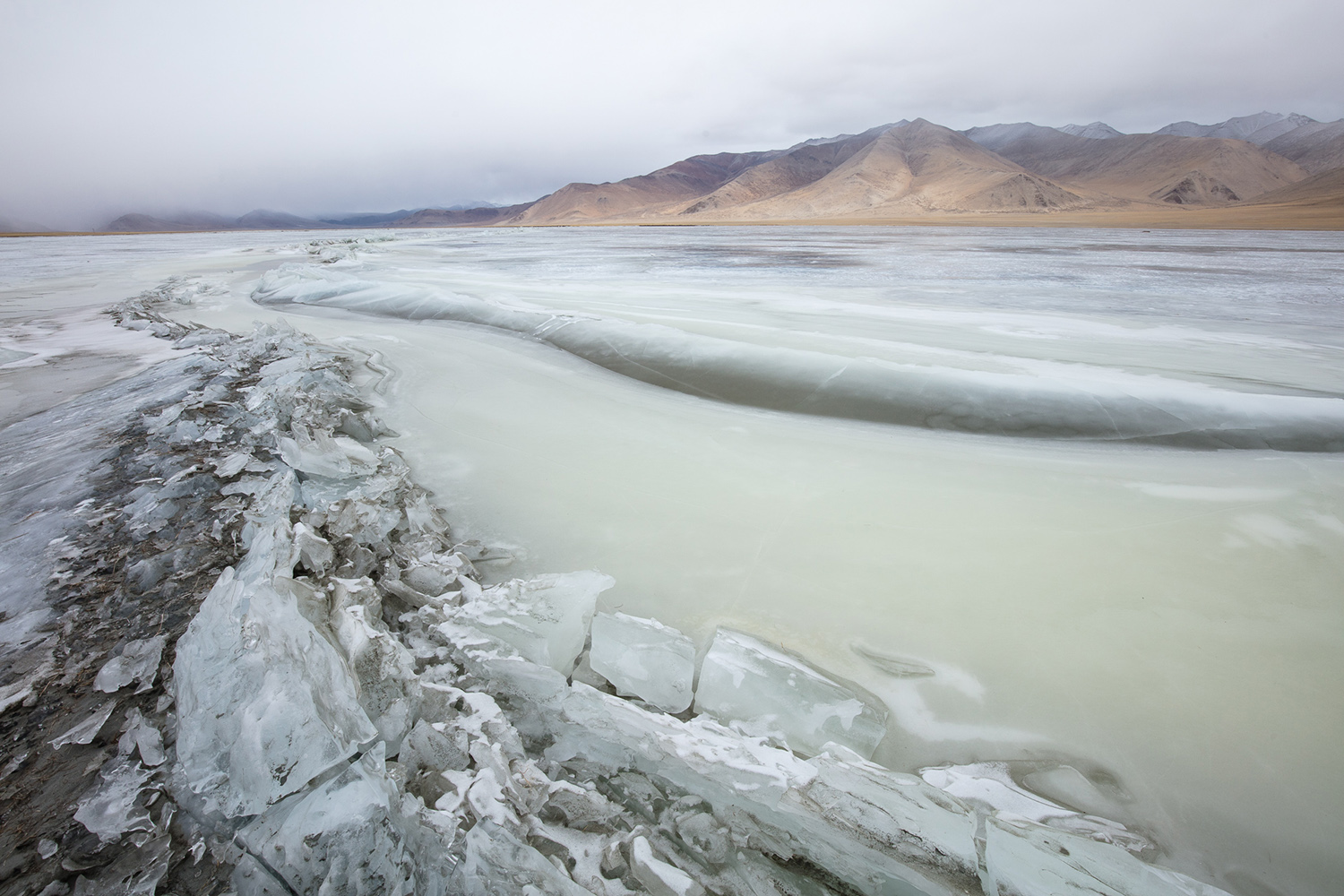 lac glacé près du Tso kar, dans le Rupshu, au Ladakh