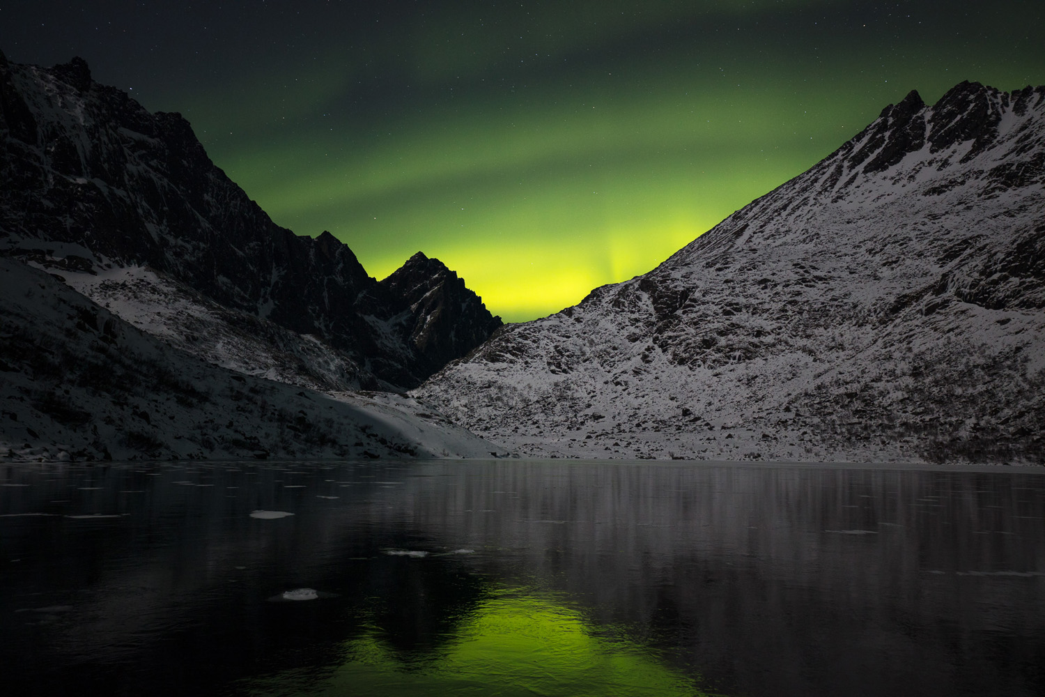 photo d'aurore boréales sur un lac glacé dans les îles Lofoten, en Norvège