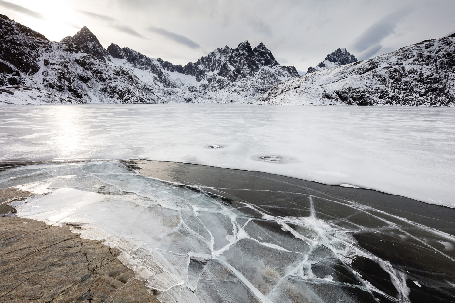 lac glacé dans les îles Lofoten, pendant un voyage photo en norvège en hiver