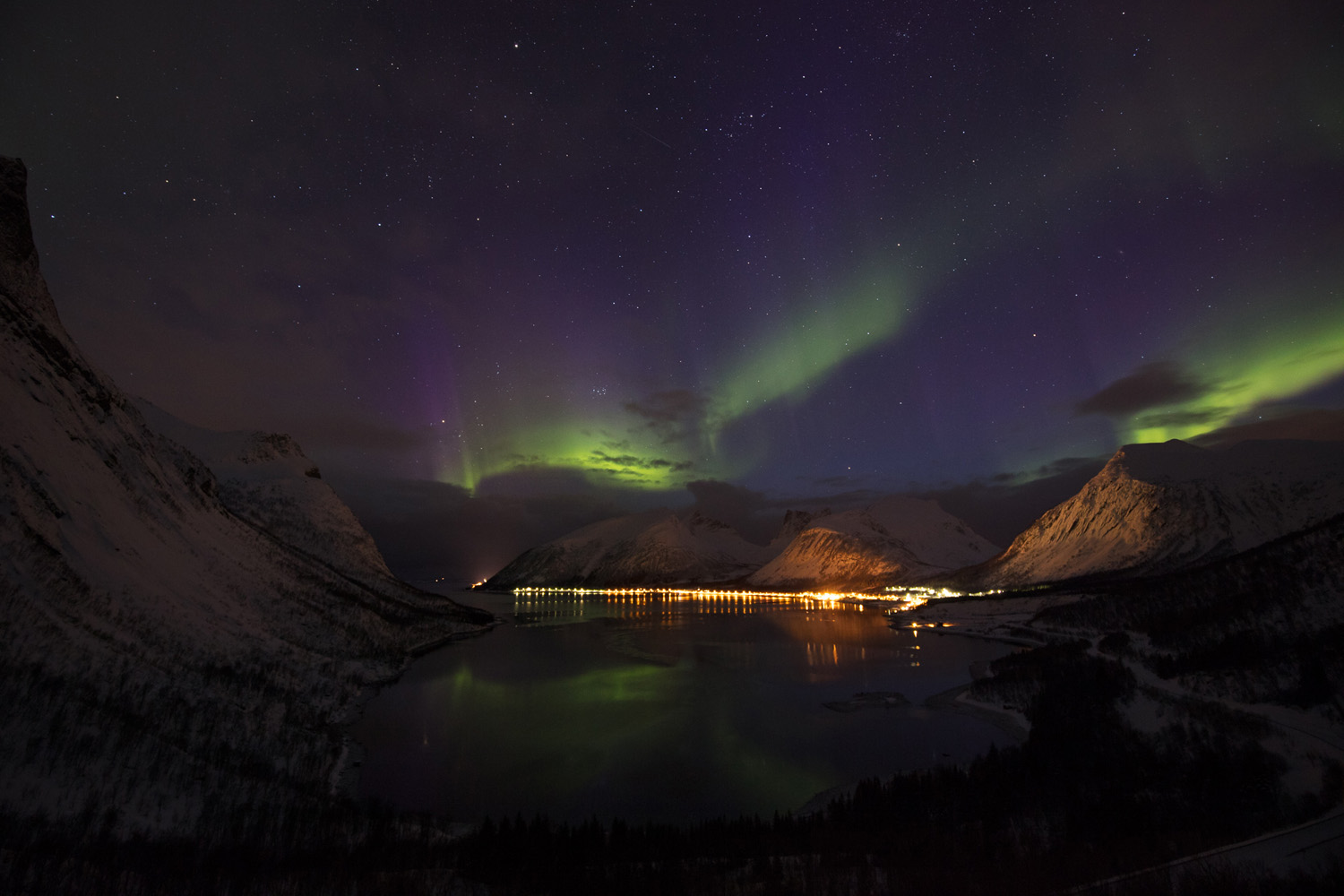 Photo d'aurores boréales à Bergsbotn, sur l'île de Senja, en Norvège.