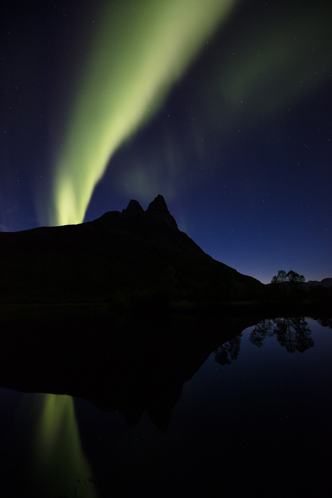 photo d'aurore boréale au-dessus d'une montagne, l'Otertinden, dans la région de tromsø