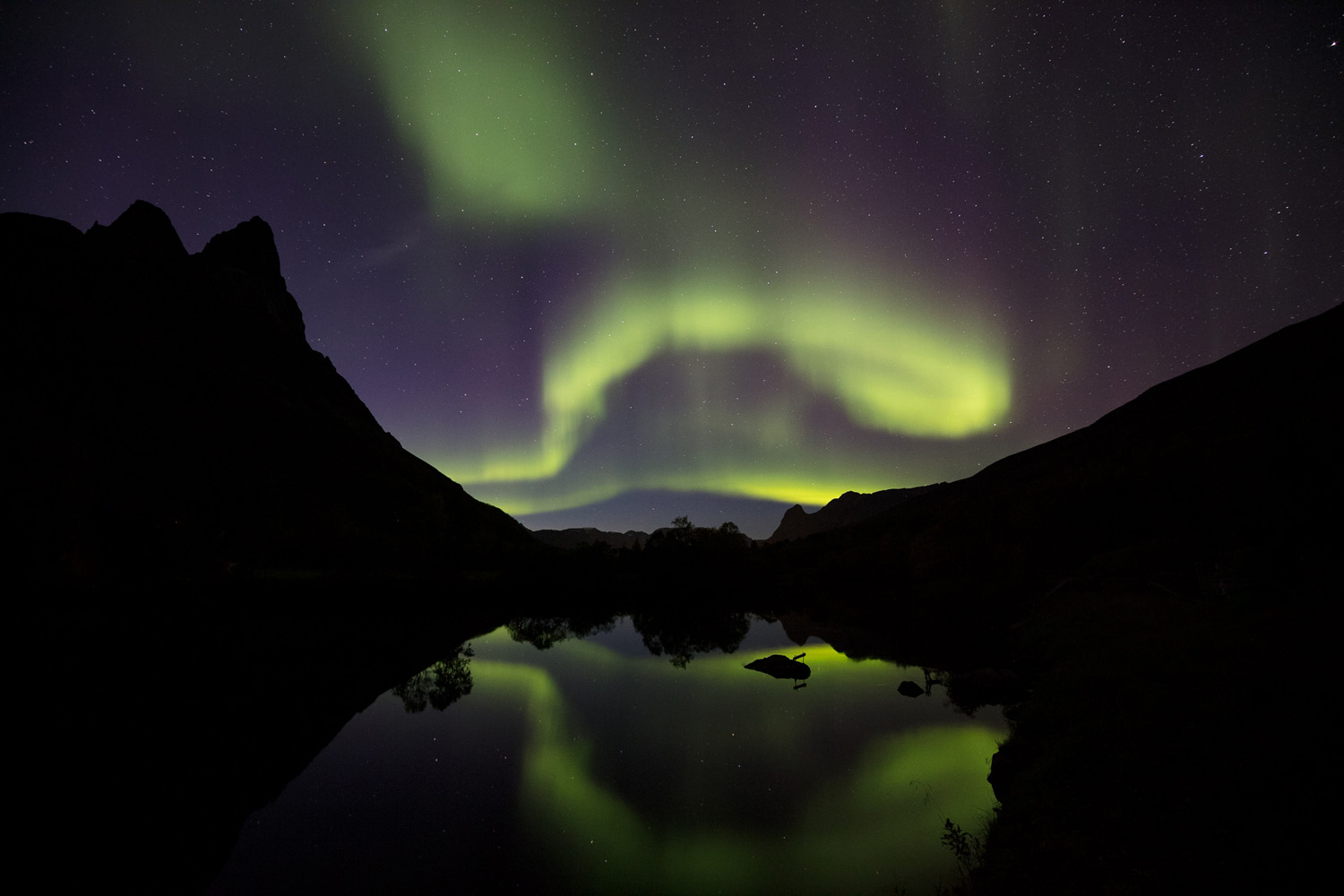 reflet d'aurore boréale lors d'un voyage photo dans les Alpes de Lyngen en automne, en Norvège