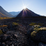 vallée glaciaire dans les Alpes de Lyngen, en Norvège, pendant un voyage photo en automne